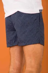 Short de baño azul marino con estampado de flores celestes, cintura elástica regulable con cordón y bolsillos laterales.