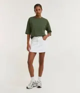 Remera de corte cropped confeccionada en algodón, con cuello redondo y mangas cortas. Presenta un diseño básico y versátil de calce holgado.