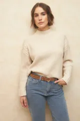 Polera de tejido de punto acanalado color marrón, con cuello alto y mangas largas con puños doblados.