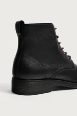 Bota de cuero negro con acabado abatanado, horma cuadrada, cordones rojos en contraste y suela con tacón bloque.