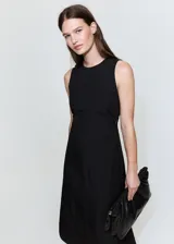 Vestido midi negro sin mangas, con cuello redondo y diseño recto con sutil frunce en los laterales de la cintura.
