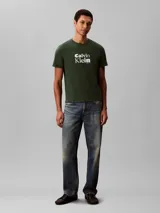 Remera de manga corta y cuello redondo, confeccionada en algodón regenerativo. Presenta un estampado gráfico con el logotipo de la marca en estilo retro en el centro del pecho.