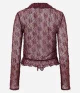 Blusa de encaje transparente color bordó, con mangas largas, escote en V con volados frontales y bajo fruncido.