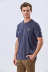 Remera Legacy de algodón color azul, de manga corta y cuello redondo, con pequeño bordado frontal en el pecho.