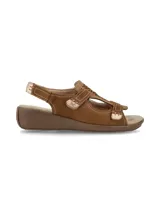 Sandalia Hush Puppies de cuero color tostado, con plataforma baja, cierre de velcro ajustable y detalles de costuras decorativas.