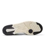 Championes urbanos New Balance modelo 550, color blanco con detalles en gris y negro, confeccionados en cuero y gamuza, con logo "N" característico en los laterales y suela de goma.