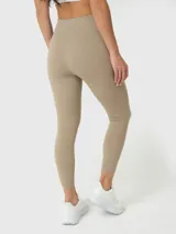 Calza deportiva de tiro alto con largo al tobillo, confeccionada en tejido suave con tecnología de aloe vera para mayor confort.