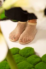 Botitas de red color negro con apliques de strass.