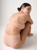 Bombacha de tiro alto y corte láser, color beige, con diseño sin costuras que ofrece un efecto segunda piel.