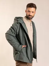 Campera negra con capucha, cierre frontal con cremallera y bolsillos laterales con botón a presión.