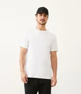 Remera de manga corta y cuello redondo, confeccionada en algodón peruano de alta calidad. Presenta un diseño liso y corte cómodo, ideal para uso diario.