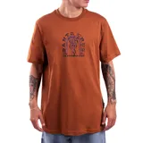 Remera de manga corta Santa Cruz en color marrón, con cuello redondo y estampa frontal con diseño tribal y logo de la marca.