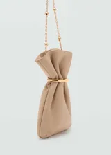 Bolso de mano tipo saco, color beige, confeccionado en piel caprino con cierre metálico a presión y detalle de aro metálico dorado.