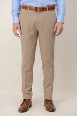 Pantalón de vestir corte slim fit, confeccionado en gabardina de lana color beige, con cierre frontal y bolsillos laterales.