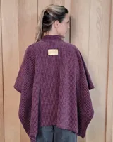 Ruana abierta de tejido de punto acanalado en color beige, con diseño holgado y caída fluida.