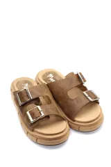 Sandalias negras de cuero con plataforma track y doble tira con hebillas ajustables.