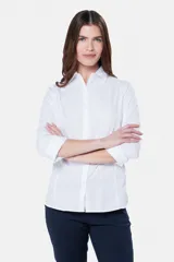 Camisa de manga larga entallada de color blanco con cuello camisero y cierre frontal de botones.