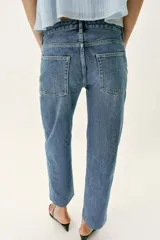 Jeans de tiro alto con diseño de cinco bolsillos, corte slim y bajo con acabado sin costuras. Cierre frontal con cremallera y botón.