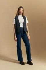 Polera de manga corta color blanco, con cuello alto y calce limpio y minimalista.