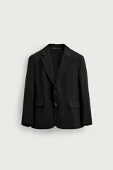 Blazer relaxed fit negra confeccionada en tejido fluido con mezcla de viscosa. Presenta cuello con solapas de muesca, manga larga con botones en los puños, bolsillos con solapa en la cadera y cierre frontal con dos botones.