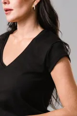 Remera básica de color negro con escote en V y mangas cortas, confeccionada en tejido suave y ligero.