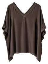 Blusa color marrón chocolate de corte holgado, con escote en V y mangas cortas tipo murciélago con vuelta en los puños.