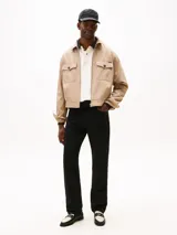 Jean de corte recto color negro, con diseño clásico de cinco bolsillos, cierre de cremallera con botón y detalles distintivos de la marca Tommy Hilfiger.