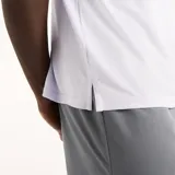 Remera deportiva de hombre New Balance Sport Essentials, color celeste claro, con tecnología NB DRY de secado rápido, mangas cortas y logotipo reflectante. Confeccionada en tejido de jersey ligero de poliéster.