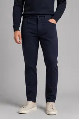 Pantalón de gabardina azul marino con diseño clásico de cinco bolsillos, cierre de botón y cremallera, y corte recto.