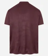 Remera deportiva de corte regular, confeccionada en tejido técnico con tecnología Dry para mayor transpirabilidad. Presenta cuello redondo, mangas cortas y detalles reflectantes y texturizados en los hombros.