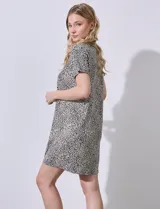 Camisón corto de tejido suave con estampado animal print, escote redondo con detalle plisado y mangas cortas.