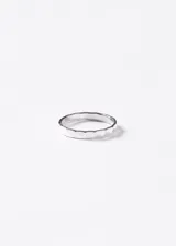 Anillo alianza de plata 925 con diseño facetado y acabado brillante, de 3 mm de ancho.