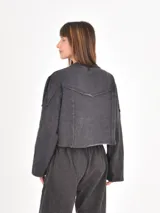 Buzo corto de cuello redondo con efecto lavado, mangas largas con puños elásticos y costuras decorativas horizontales en el pecho.