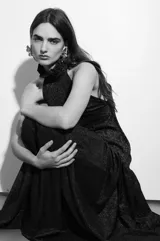 Vestido largo color cobre con escote halter, espalda baja y falda acampanada.