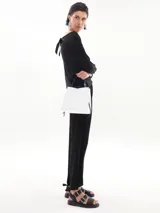Pantalón palazzo negro con bolsillos laterales.