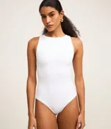 Body básico color rojo, con cuello halter, sin mangas y confeccionado en poliamida. Tiene forro en el busto.