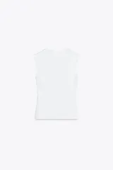 Top blanco de manga sisa con cuello redondo y corte ajustado al cuerpo.