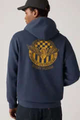 Hoodie azul marino con bolsillo canguro frontal y cordones ajustables en la capucha. Presenta un pequeño estampado en el pecho con el texto "LEVI STRAUSS & CO" y dos cuadros de carreras amarillos y negros.