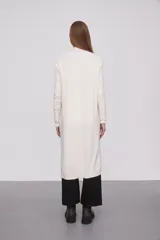 Saco largo abierto de viscosa, con mangas largas y diseño holgado.