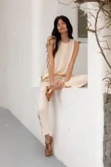 Sandalias chatas de cuero color camel, con múltiples tiras y hebilla lateral ajustable.