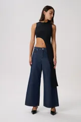 Pantalón de jean azul oscuro, de corte ancho y tiro alto.