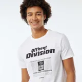 Camiseta blanca de manga corta con estampado de texto negro.