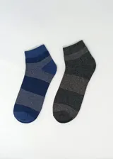 Pack de dos pares de medias tobilleras con diseño a rayas horizontales, una en tonos de azul y otra en tonos de gris.