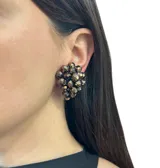 Aros cortos con forma de racimo de uvas, confeccionados con cristales facetados color bronce y ajuste de clip.