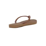 Chanclas Havaianas modelo Slim de color tostado con tiras finas metálicas.