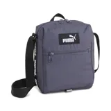 Bolso bandolera Puma EvoESS Portable color gris con logo blanco estampado en el frente. Tiene correa ajustable con la marca Puma estampada y un bolsillo frontal con cierre.