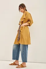 Saco abierto de lino color mostaza, con mangas largas y lazo ajustable en la cintura con estampado animal print.
