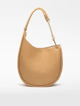 Bolso de hombro Adolfo Dominguez modelo Cumbre II, de diseño redondeado tipo media luna. Confeccionado en tejido con recubrimiento de poliuretano de textura granulada en color tostado, con detalles en blanco y asa corta tubular ajustable con pieza metálica. Incluye un compartimento principal con cierre de cremallera y bolsillo interior. Logo grabado en la parte frontal.