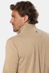 Campera de tejido fino confeccionada en algodón, con cierre frontal completo, cuello alto y puños acanalados.