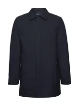 Impermeable de hombre color azul marino, con cuello camisero, cierre frontal oculto con tapeta y bolsillos laterales. Diseño funcional con relleno interno para mayor abrigo.